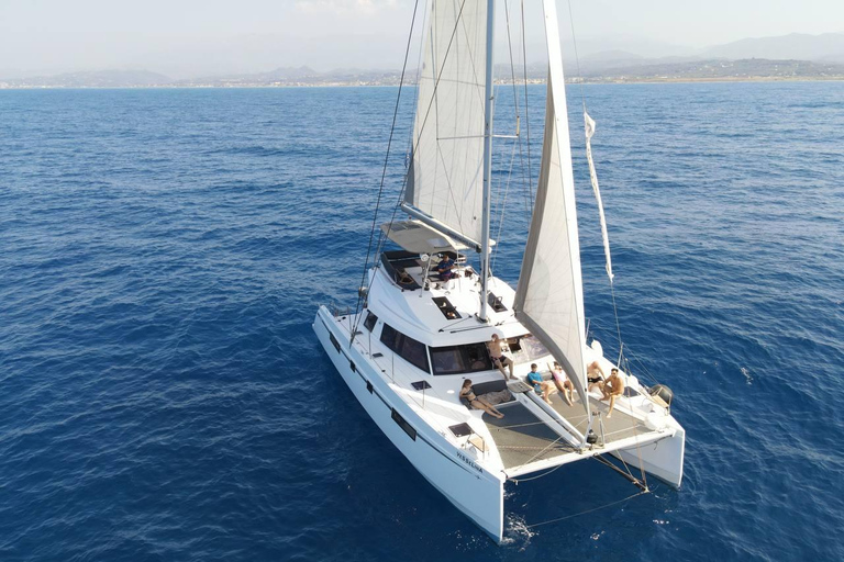 Chania: Cruzeiro matinal em catamarã com almoço premium e bebidasCruzeiro de catamarã matinal com transfer da Ag. Marina-Kissamos