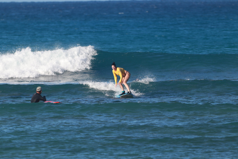 Plage de Waikiki : Leçons de surfWaikiki : cours de surf en groupe (à partir de 14 ans)