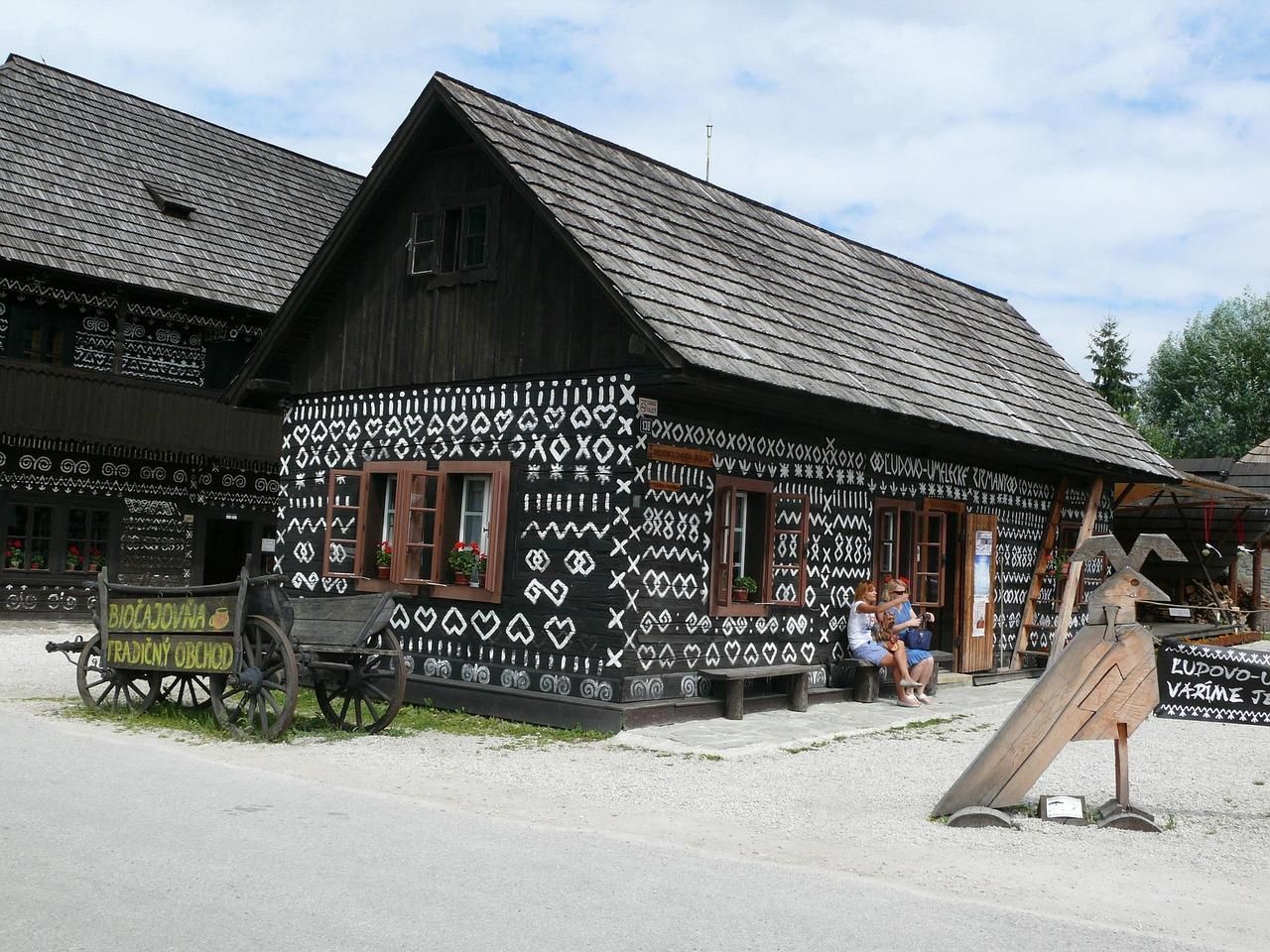 Historische Schlösser & Volkskundedorf-Tour ab Bratislava