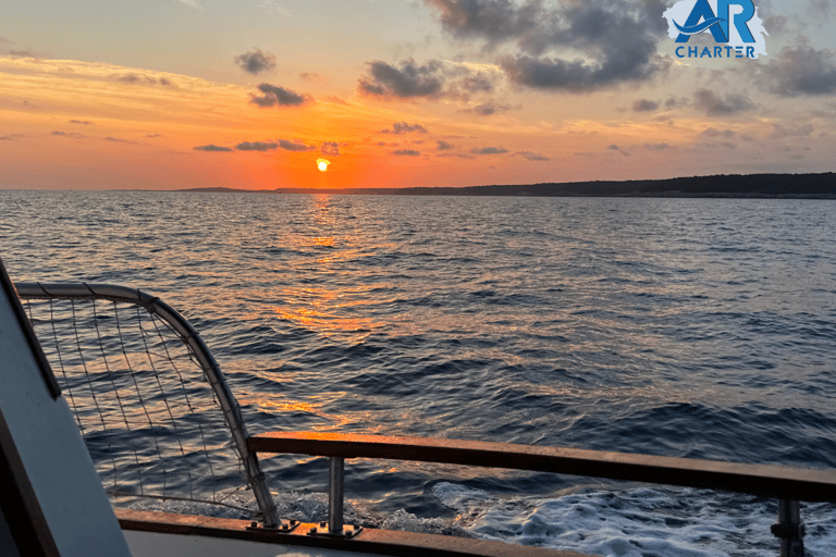 Depuis Cala Galdana : Excursion en bateau à Menorca Calas avec des snacks locauxExcursion en bateau partagé au coucher du soleil