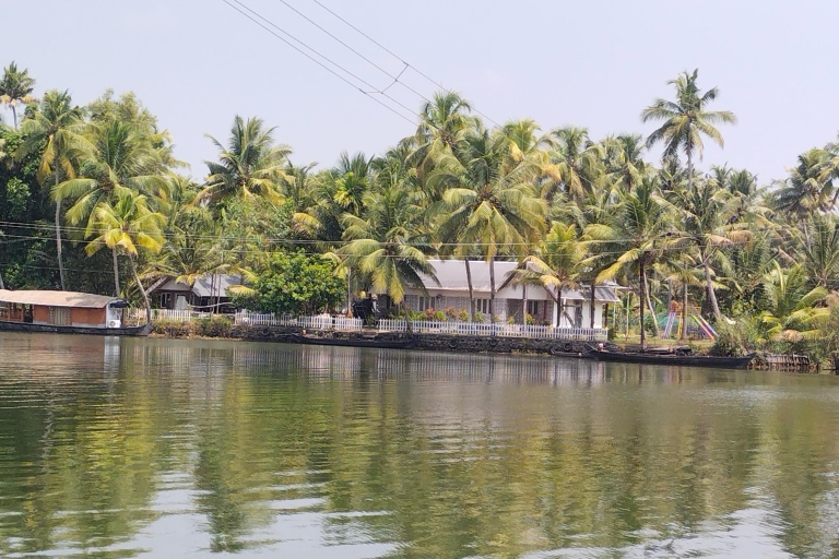 Crucero por los remansos, tejido de telas, hilado de coco, almuerzo en KeralaExcursión en Crucero por Murinjapuzha con 3 ó 4 personas en taxi.