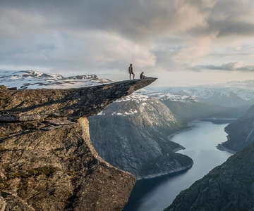 Odda: Vía Ferrata Trolltunga, puesta de sol y amanecer