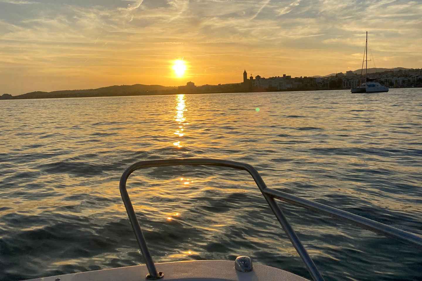 シッチェスの魅力：セーリング体験とサンセット、カバ付きの贅沢な夕べ