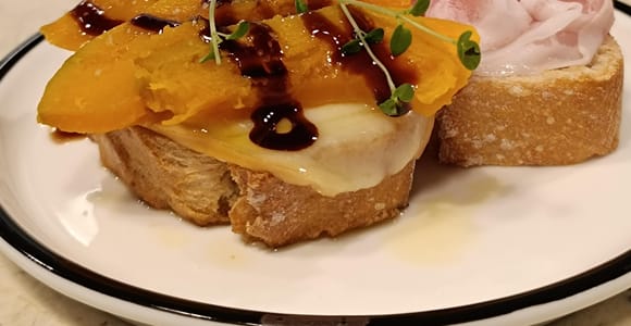 Verona: Local Sparkling Wine Tasting with Canapés