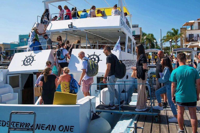 لاتشي رحلة بحرية على متن قارب واحد في بلو لاغون البحر الأبيض المتوسطرحلة بحرية صباحية