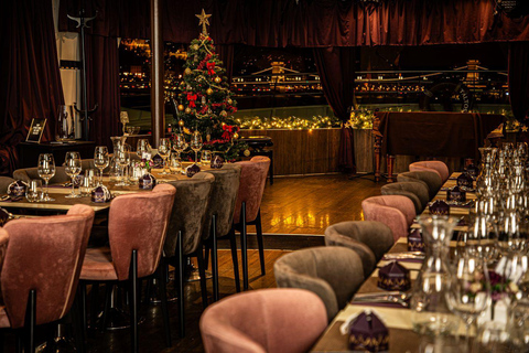 Budapest: Dinner-Kreuzfahrt am Weihnachtstag mit Live-KlaviermusikWeihnachtsessen mit Tisch am Fenster