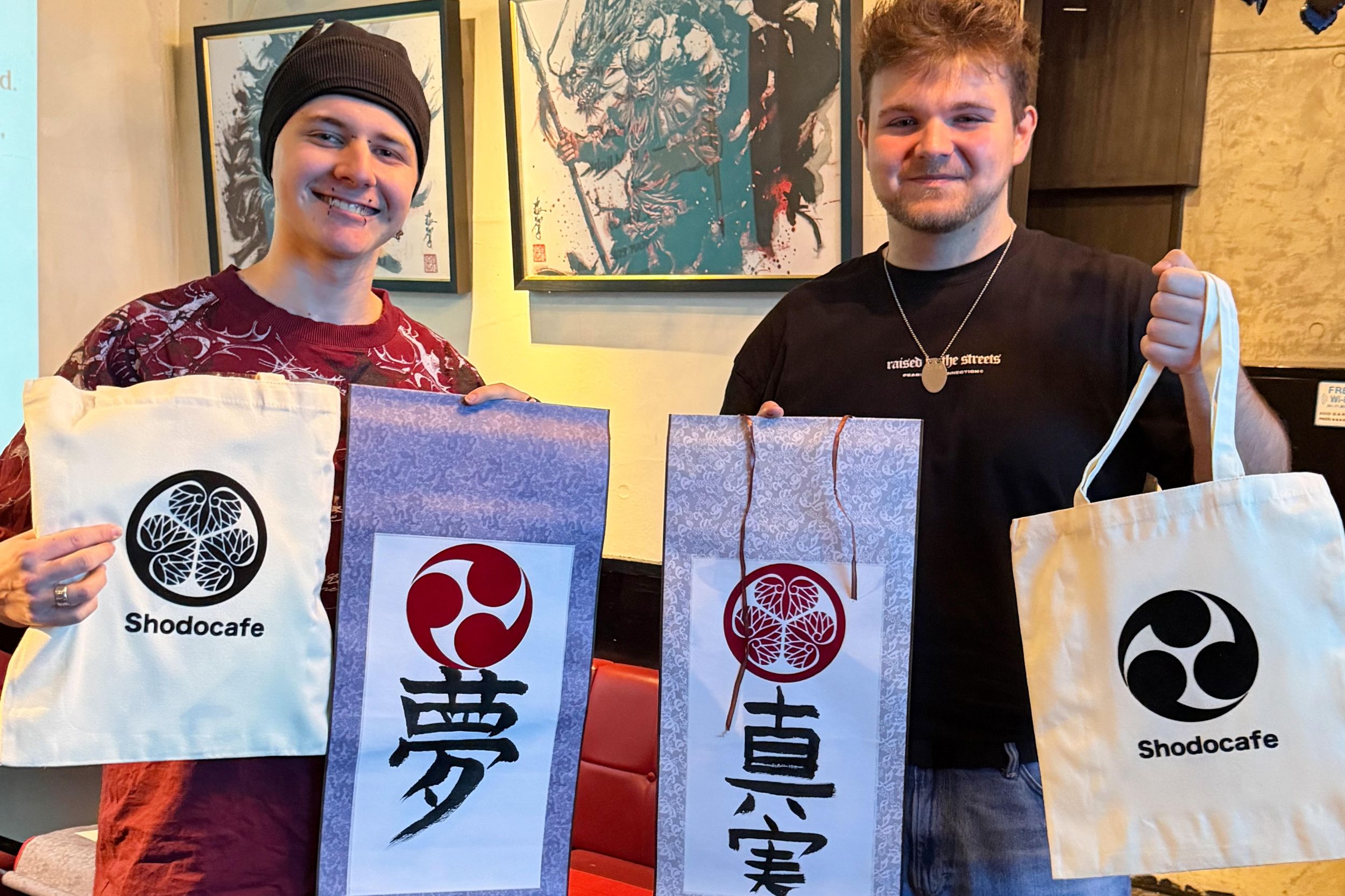 Tokio: Kalligraphie, Kanji-Rolle, Fächer und Hiragana-Namensstempel