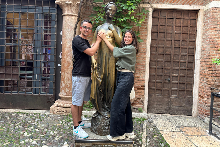 Verona: Guided Small Group Walking Tour of the City of Love