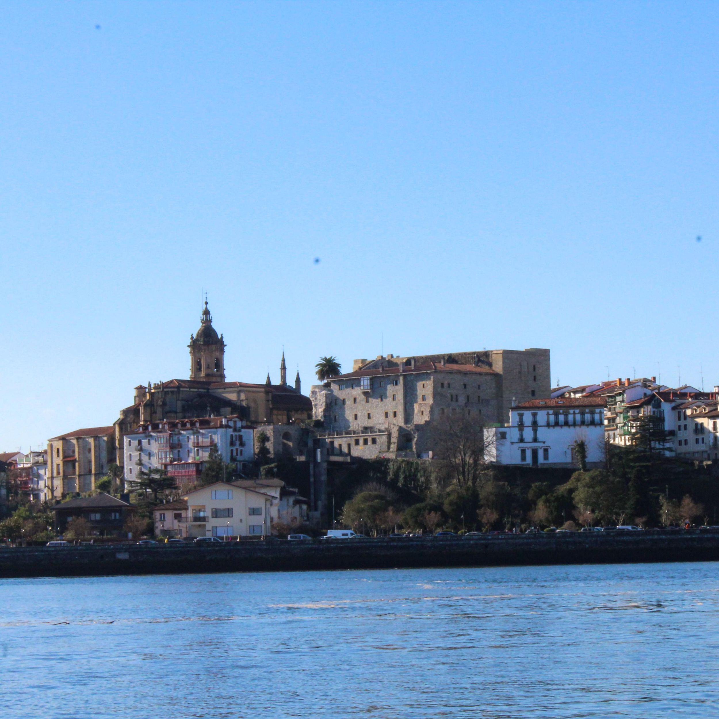 Lerne Hondarribia vom Meer aus kennen. Audio-geführte Bootstour