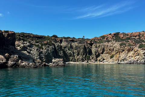 Lo mejor de Milos en velero: Kleftiko, playas y almuerzo griego