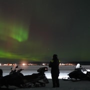 Kiruna : excursion en motoneige, aurores boréales, fika et rennes