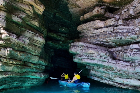 Budva : 3 heures de paddle board ou de kayak pour visiter les grottes côtièresBudva : balade de 3 h en kayak vers les grottes côtières