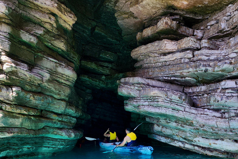 Budva : 3 heures de paddle board ou de kayak pour visiter les grottes côtièresBudva : balade de 3 h en kayak vers les grottes côtières