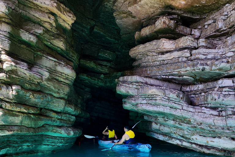 Budva : 3 heures de paddle board ou de kayak pour visiter les grottes côtièresBudva : balade de 3 h en kayak vers les grottes côtières