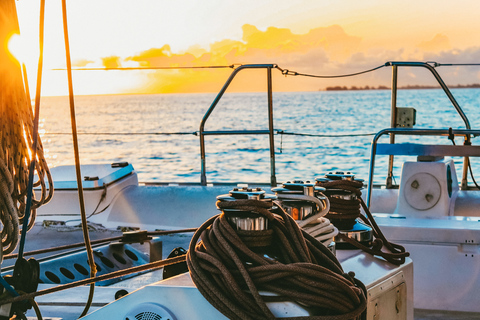 Malaga : excursion en catamaran avec option coucher de soleilCroisière au coucher du soleil avec verre de cava et sièges dans les filets