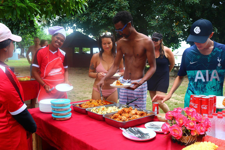 Ko Lanta: 4 Islands and Emerald Cave Day Tour by Speedboat