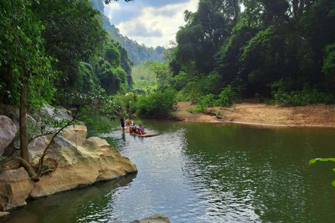 Khao Sok: Privat bamburafting och djungelgrotttempelturPrivat äventyr