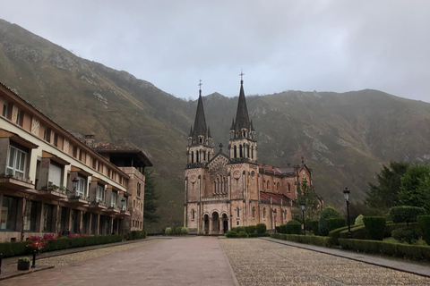 Covadonga y Cascos Históricos Cangas de Onís y LastresVisite avec prise en charge à Oviedo