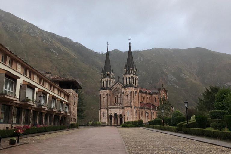 Covadonga y Cascos Históricos Cangas de Onís y LastresRundtur med upphämtning i Oviedo