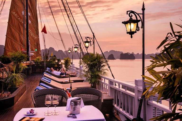 Desde Hanoi: 2D1N Bahía de Ha Long en Crucero Boutique Arcady