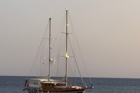 Lampedusa: Sunset Gulet Trip with Aperitif Dinner and Dolphin Watching