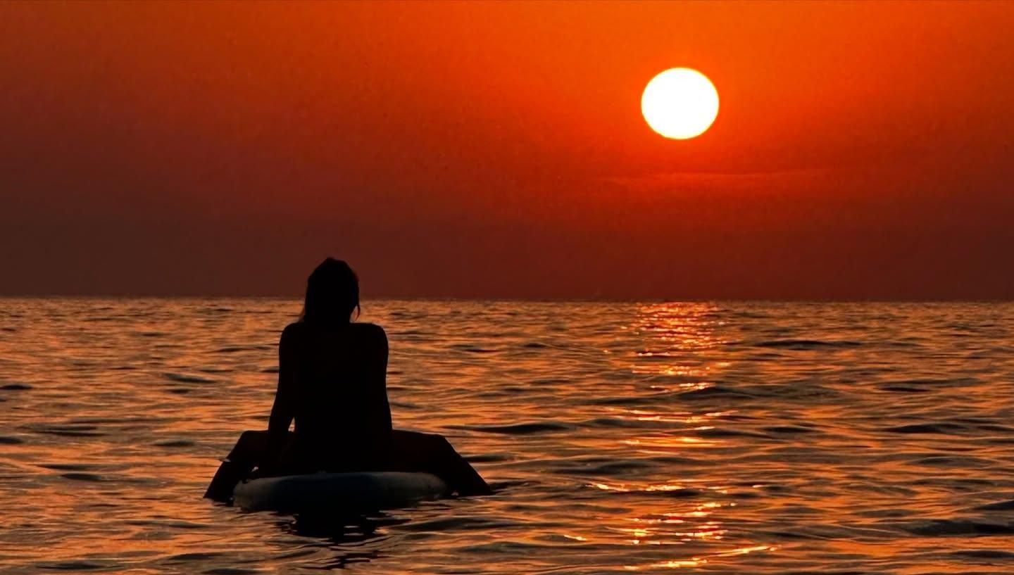 Ibiza: Sightseeing-Tour bei Sonnenuntergang mit dem Paddleboard in Cala Vadella