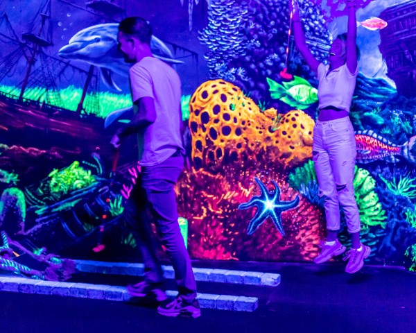 Visit Amsterdam 12-Hole Glow-in-the-Dark Mini-Golf Experience in Amsterdã