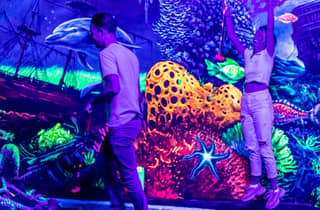 Aloha Amsterdam: 12-Loch Glow-in-the-Dark Minigolf