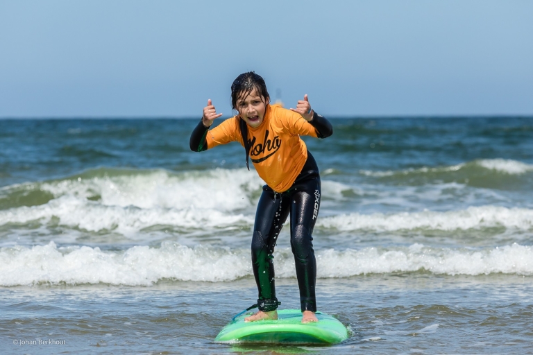 Playa de Scheveningen: Experiencia de surf de 1,5 horas para niñosPlaya de Scheveningen: Experiencia de surf en grupo de 1,5 horas para niños