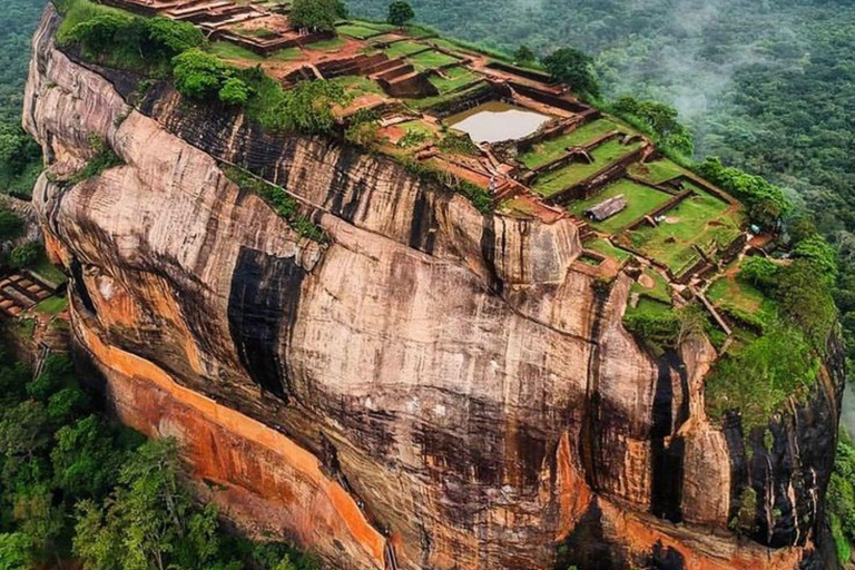 Vanuit Colombo: privétour naar Dambulla, Sigiriya en een dorpVanuit Colombo: Dambulla, Sigiriya en dorpsprivétour