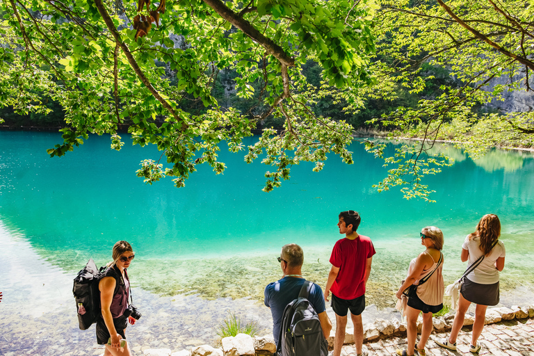 Ze Splitu lub Trogiru: Wycieczka nad Jeziora Plitwickie z biletami wstępuJeziora Plitwickie: wycieczka grupowa ze Splitu