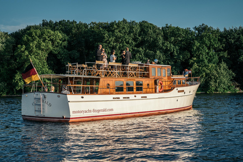 Berlin: Evening Yacht Cruise with Aperitif Berlin: Evening Yacht Cruise with Aperitif (on "Fitzgerald")