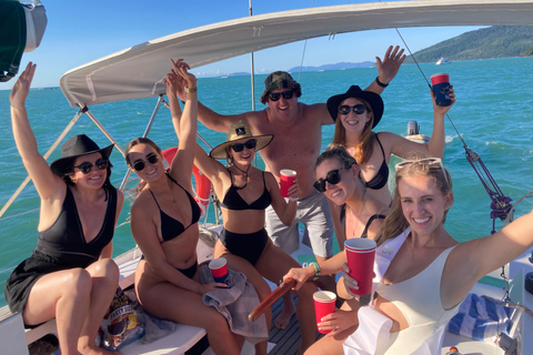 Airlie Beach: Whitsundays Sailing Experience with Drinks