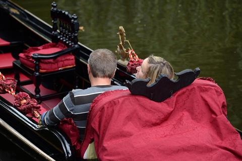 Hamburg: Alster Lake public Tour in a Real Venetian Gondola
