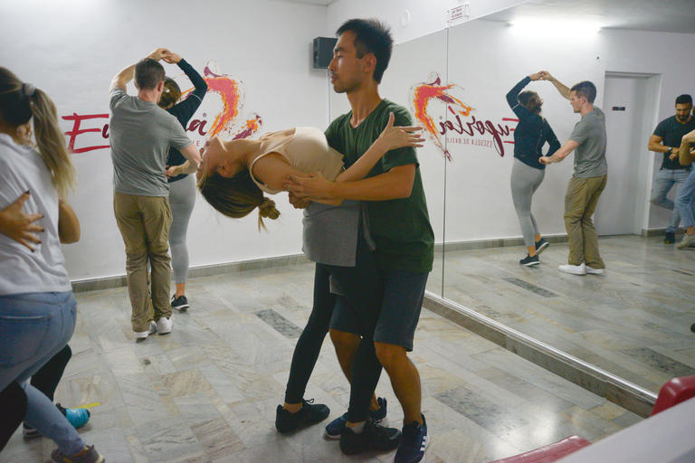 Medellín: Private Salsa and Bachata Class for Beginners
