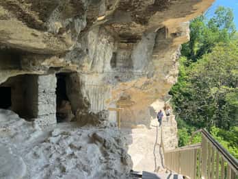 Excursión al monasterio de roca de Alaja desde Varna