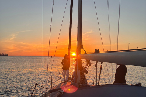 Sunset aboard a sailboat in Lisbon! Sunset aboard a sailing boat in Lisbon!