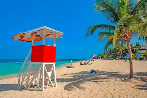 Montego Bay: Shopping and Beach Tour from Montego Bay