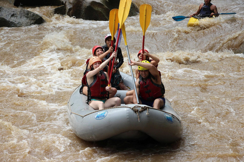 Rafting em Chiang Mai no rio Mae Taeng com buffet tailandês