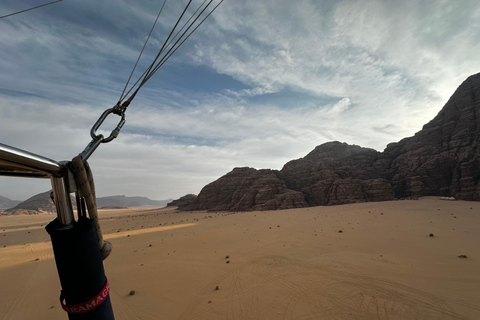 Wadi Rum: Sunrise Hot Air Balloon Ride with Coffee