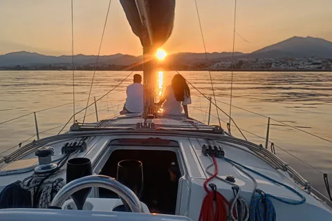 Zeilen bij zonsondergang in privézeilboot Puerto Banus Marbella