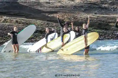 Surf lessons with local instructors in Copacabana/ipanema!