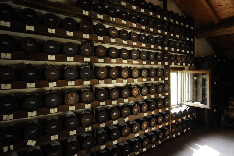 Balsamic Vinegar, Wine Tasting & Tour near Parma & Reggio Balsamic Vinegar & Wine Tasting in Reggio Emilia - Italiano