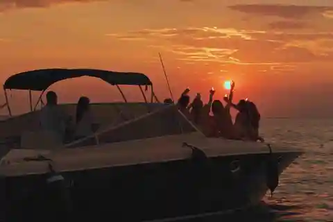 Privat båttur i Sorrentos solnedgång - fri bar och apetizer