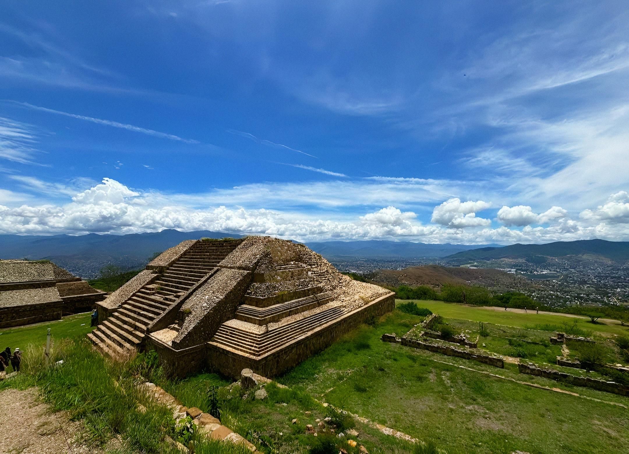Oaxaca: Monte Albán + Ur-Mezcal + Erlebnis mit einheimischen Kunsthandwerkern.