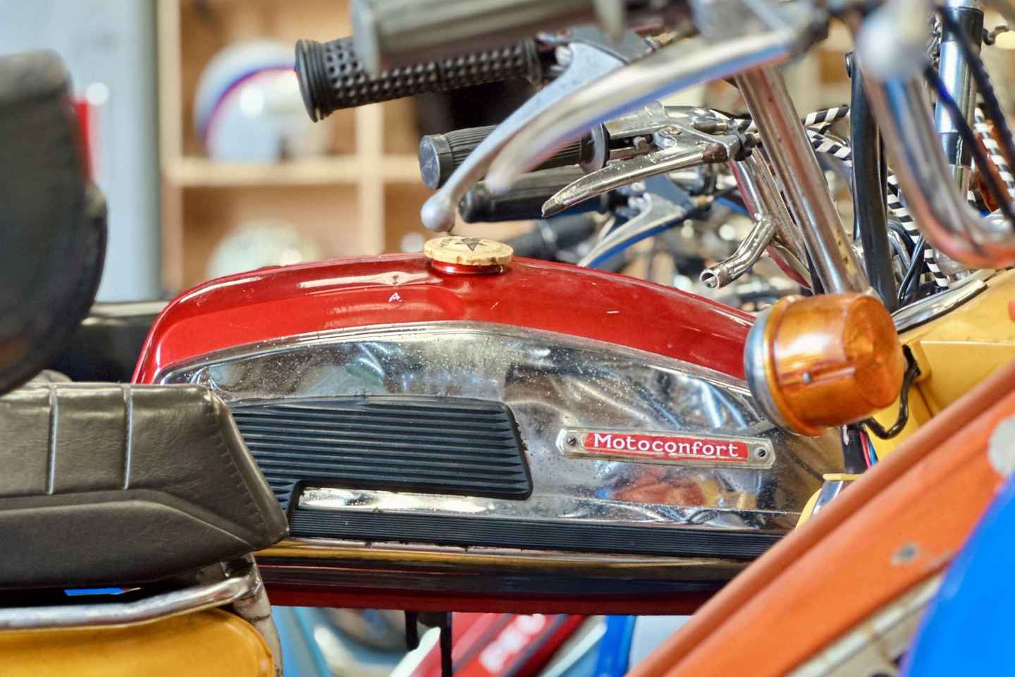 Saint-Emilion: Vintage moped rides and tours