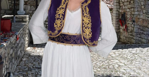 Tirana: Traditionelles Fotoshooting in albanischen Trachten
