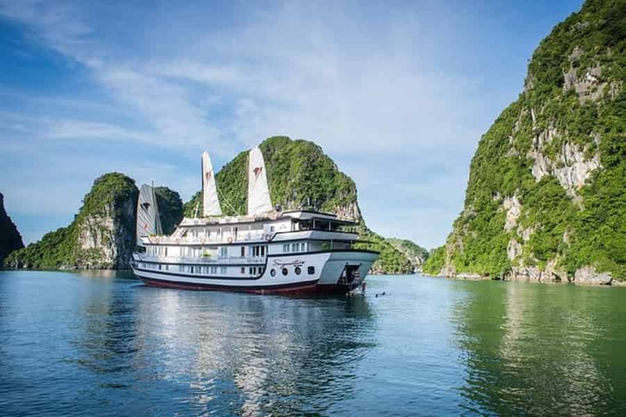 Von Hanoi: 2-Tages-Luxus-Kreuzfahrt in der Bai Tu Long Bay mit Whirlpool. Foto: GetYourGuide Von Hanoi: 2-Tages-Luxus-Kreuzfahrt in der Bai Tu Long Bay mit Whirlpool. Foto: GetYourGuide