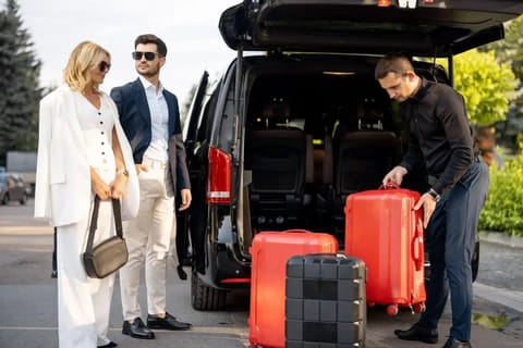 Dubai Airport: Private One-Way Arrival or Departure Transfer