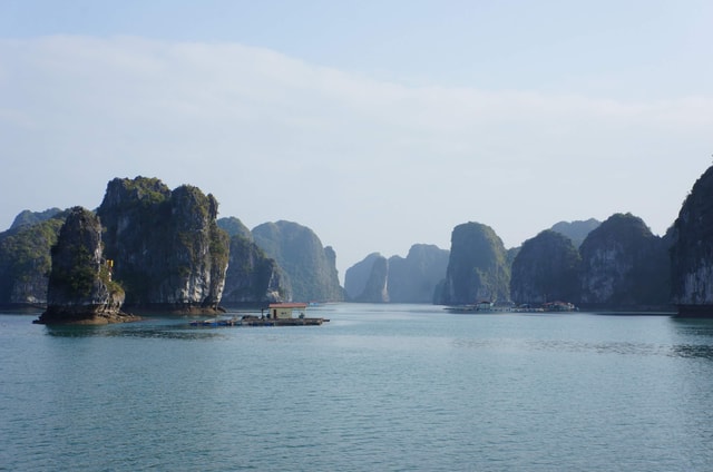 Lan Ha Bay: Sunrise Cruise with Breakfast and Kayaking